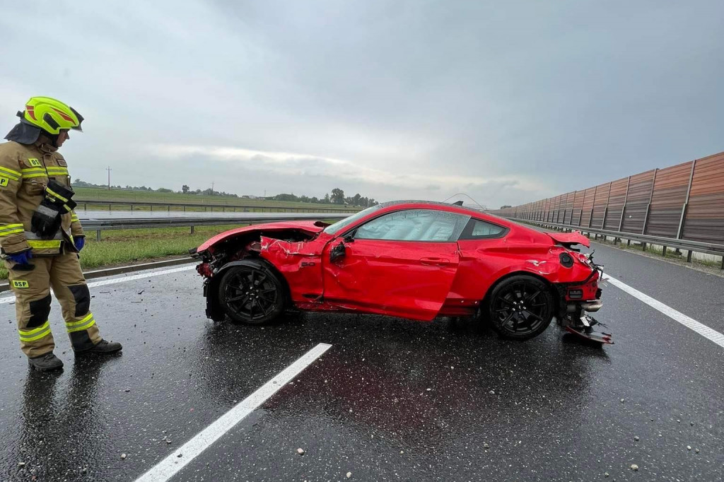 Ford mustang zniszczony na A1