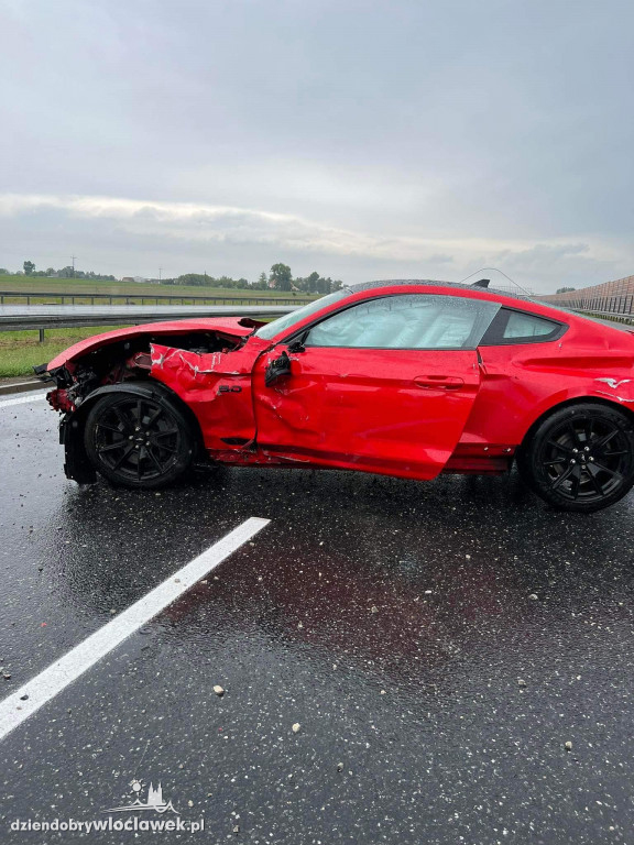 Ford mustang zniszczony na A1