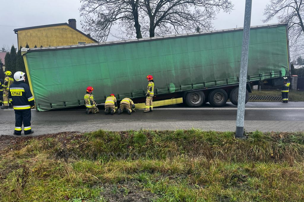 Odpięta naczepa w okolicach Lubania