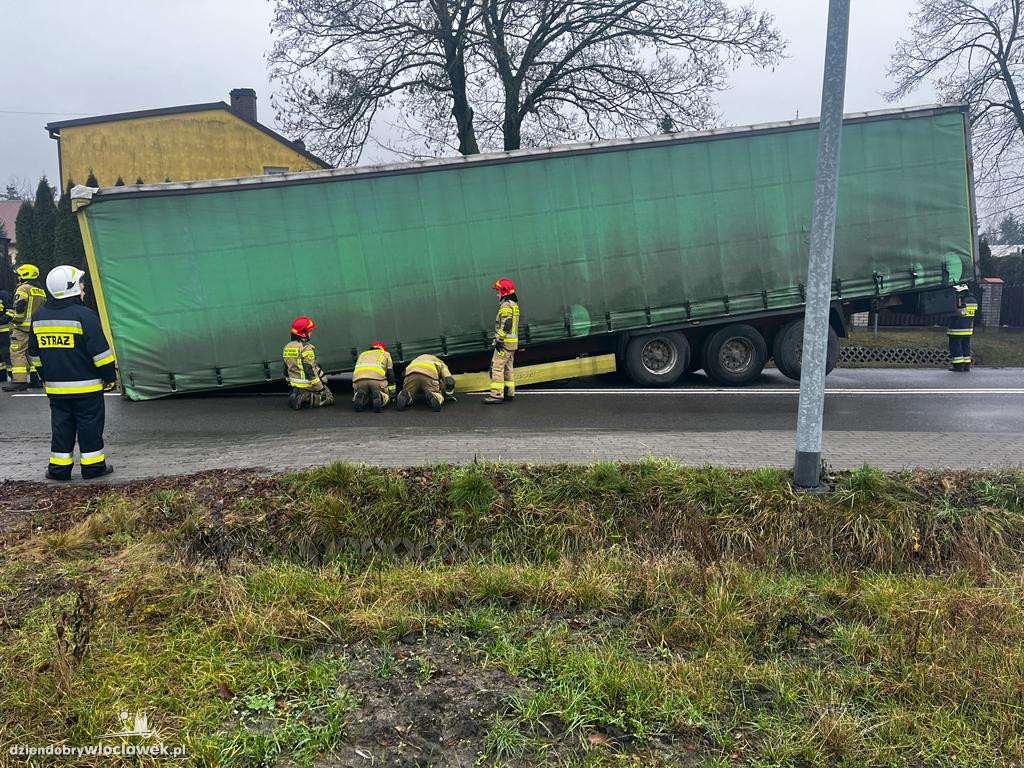 Odpięta naczepa w okolicach Lubania