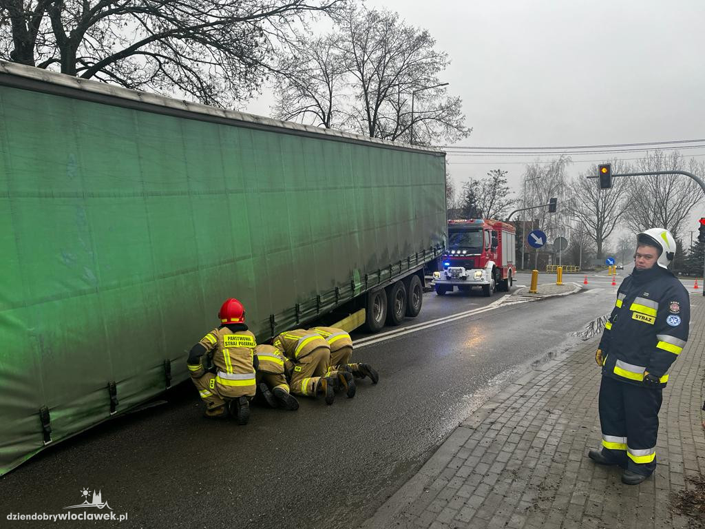 Odpięta naczepa w okolicach Lubania