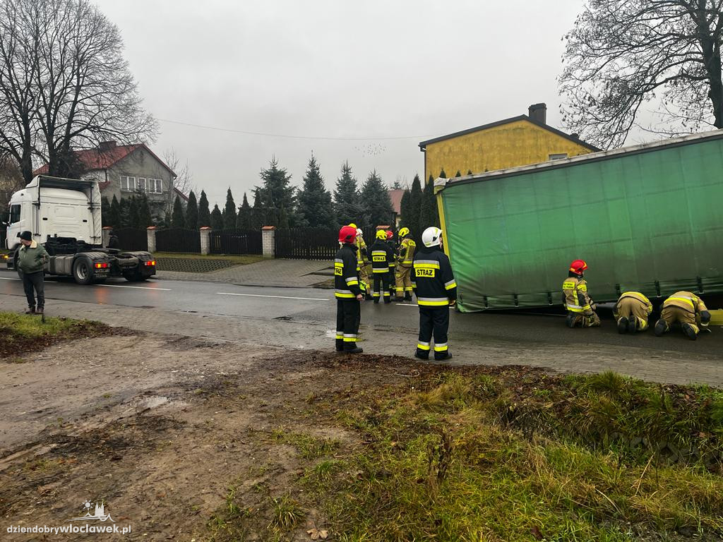 Odpięta naczepa w okolicach Lubania