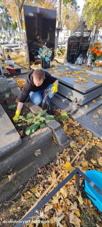 Młodzież z MOW Włocławek sprzątała nagrobki