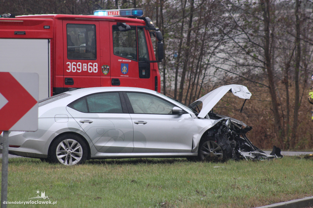 Korki na wyjeździe z miasta. Osobówka w rowie