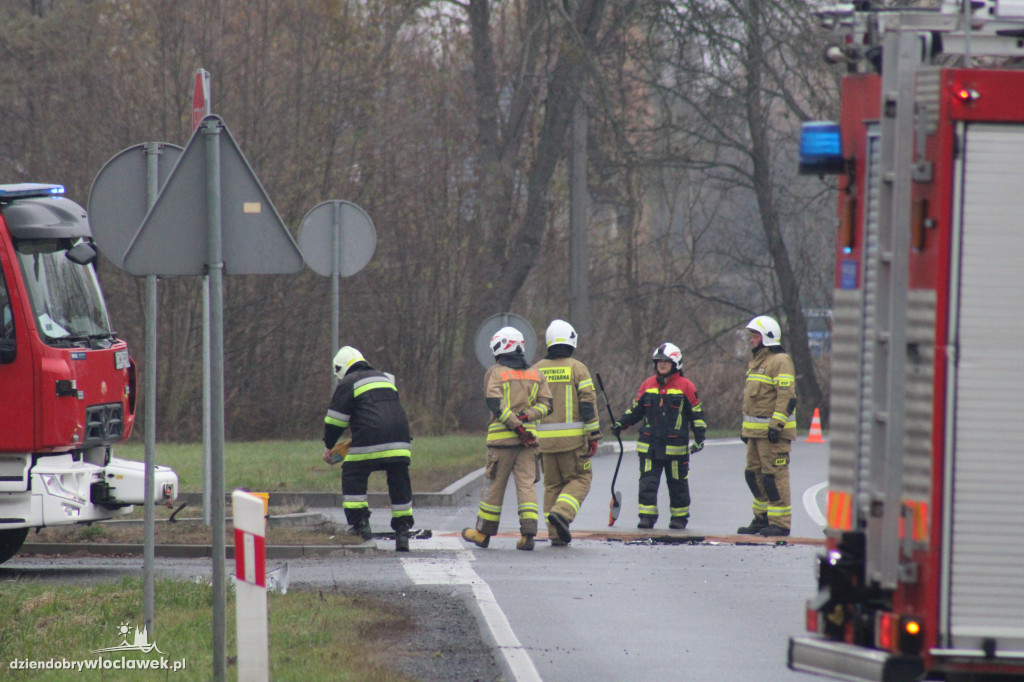 Korki na wyjeździe z miasta. Osobówka w rowie