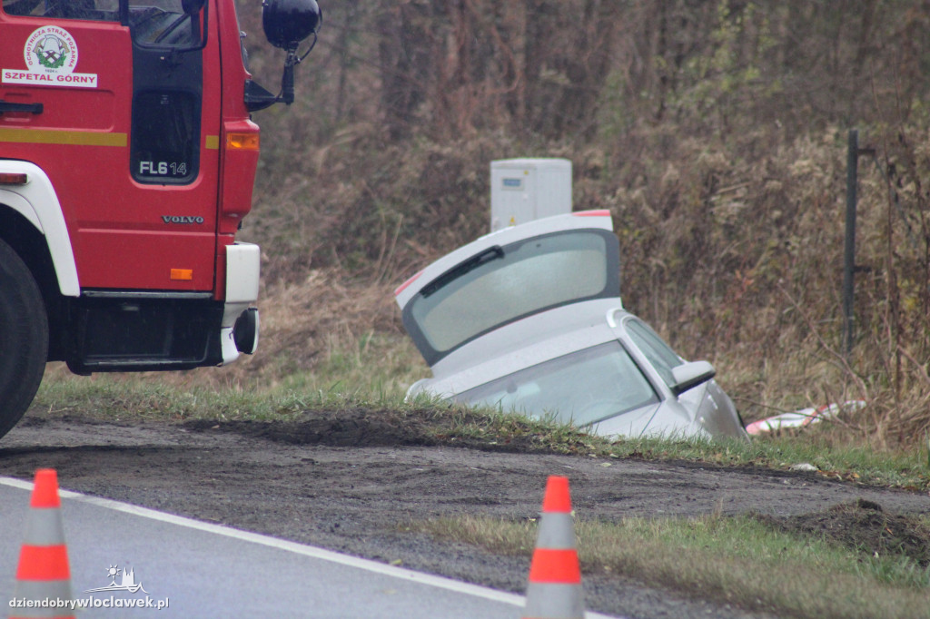 Korki na wyjeździe z miasta. Osobówka w rowie