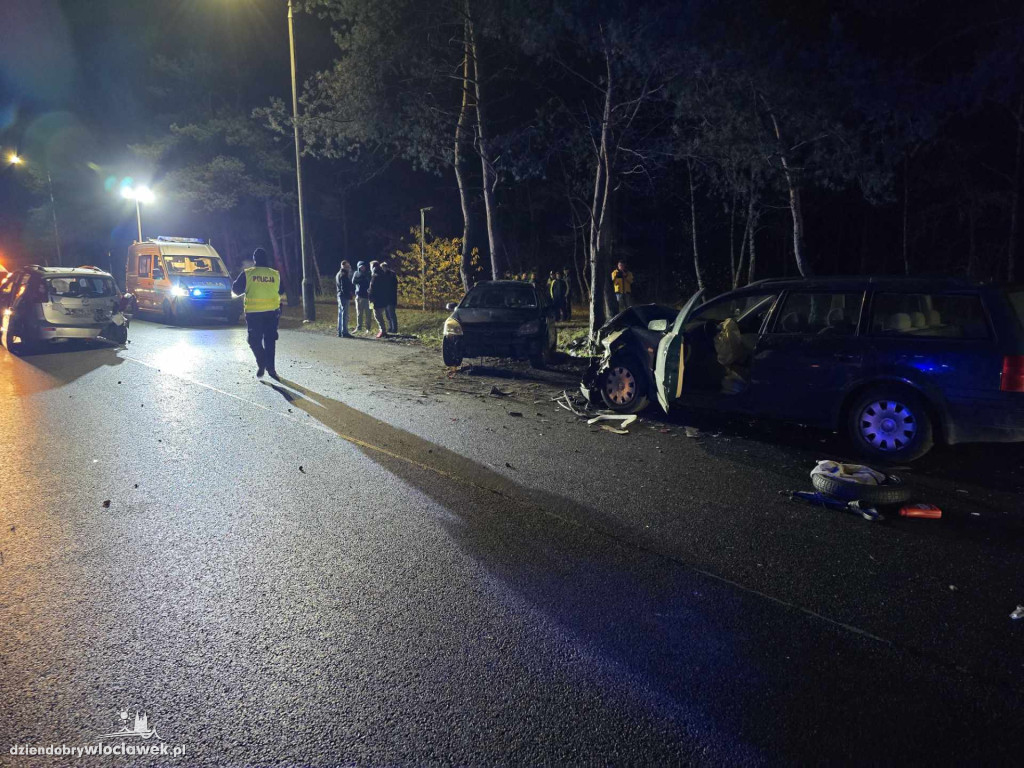 Zderzenie trzech pojazdów na al. Jana Pawła II