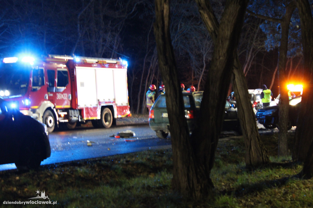 Zderzenie trzech pojazdów na al. Jana Pawła II