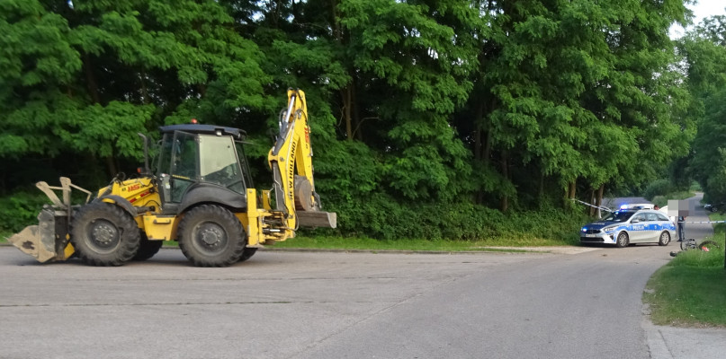 Wypadek w miejscowości Pasieka. W wyniku czołowego zderzenia motocykla z koparko-ładowarką zginął 20-letni kierujący jednośladem. Fot. KMP Włocławek. 