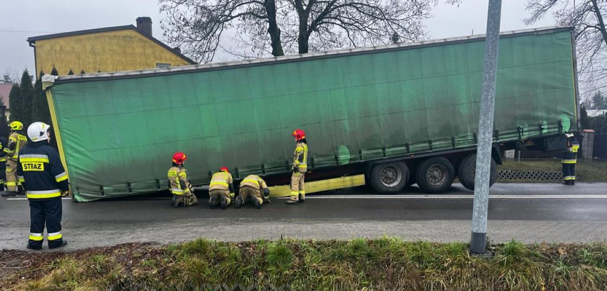 Naczepa odpięła się od ciągnika siodłowego. Fot. PSP Włocławek.