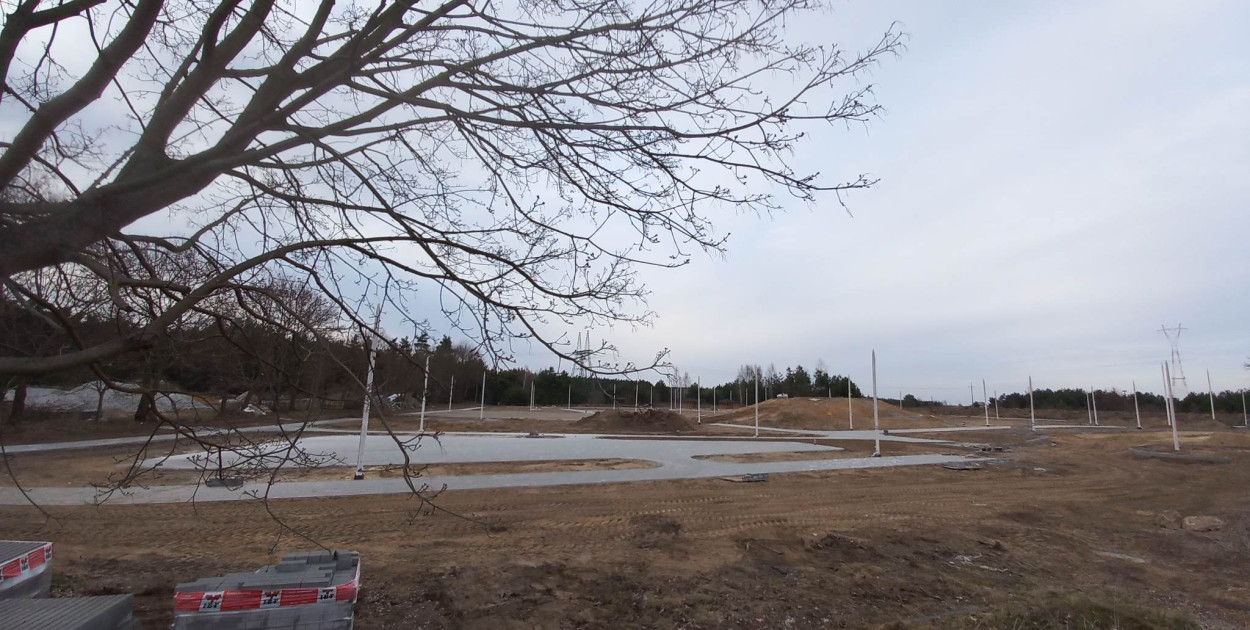 Tutaj powstaje Gminny Park Rozrywki. Fot. Larysa Krzyżańska.