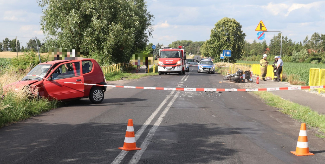 W Zakrzewie pod  Aleksandrowem Kujawskim osobowy fiat uderzył w motocykl.  Fot. KPP Aleksandrów Kujawski. 