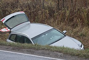 Korki na wyjeździe z Włocławka. W rowie leży auto osobowe (FOTO)-73677